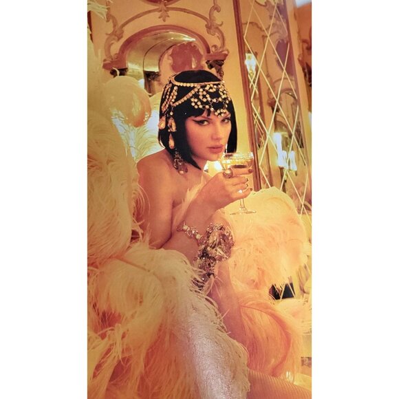 Taylor Swift Magazine "The Life Of A Showgirl" Collectors Edition 2025 - Picture 4 of 6